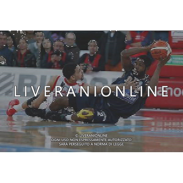 Lega Basket serie A, 15» giornata, Consultinvest Pesaro vs Manital Torino 04/01/2016 nella foto: JEROME DYSON A TERRA CON AUSTIN DAYE, ©CLAUDIO ZAMAGNI/AGENZIA ALDO LIVERANI S.A.S.