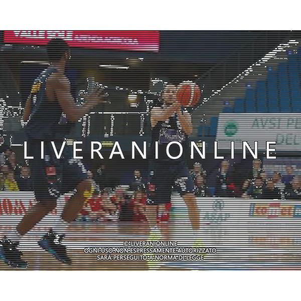 Lega Basket serie A, 15» giornata, Consultinvest Pesaro vs Manital Torino 04/01/2016 nella foto: JACOPO GIACHETTI, PASSA A DYSON JEROME, ©CLAUDIO ZAMAGNI/AGENZIA ALDO LIVERANI S.A.S.