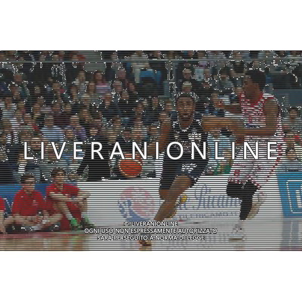 Lega Basket serie A, 15» giornata, Consultinvest Pesaro vs Manital Torino 04/01/2016 nella foto: IAN MILLER, INSEGUITO DA CHRISTON SEMAJ, ©CLAUDIO ZAMAGNI/AGENZIA ALDO LIVERANI S.A.S.