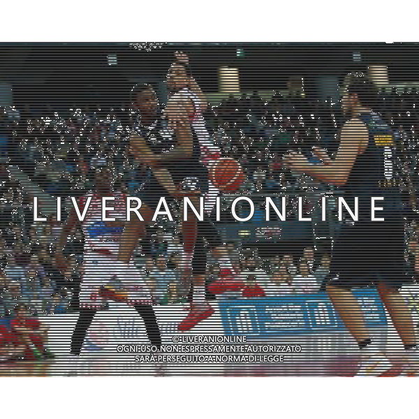 Lega Basket serie A, 15» giornata, Consultinvest Pesaro vs Manital Torino 04/01/2016 nella foto: IAN MILLER, FA UNA FINTA PER IL PASSAGGIO A STEFANO MANCINELLI, ©CLAUDIO ZAMAGNI/AGENZIA ALDO LIVERANI S.A.S.