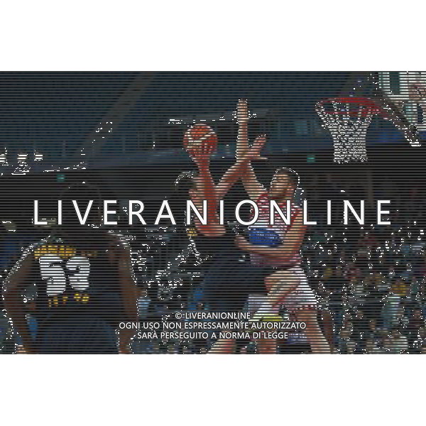 Lega Basket serie A, 15» giornata, Consultinvest Pesaro vs Manital Torino 04/01/2016 nella foto: GUIDO ROSSELLI, SALE AL CANESTRO INTERCETTATO DA GIULIO GAZZOTTI, ©CLAUDIO ZAMAGNI/AGENZIA ALDO LIVERANI S.A.S.