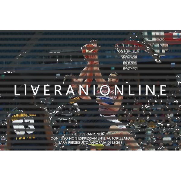 Lega Basket serie A, 15» giornata, Consultinvest Pesaro vs Manital Torino 04/01/2016 nella foto: GUIDO ROSSELLI, SALE AL CANESTRO INTERCETTATO DA GIULIO GAZZOTTI, ©CLAUDIO ZAMAGNI/AGENZIA ALDO LIVERANI S.A.S.