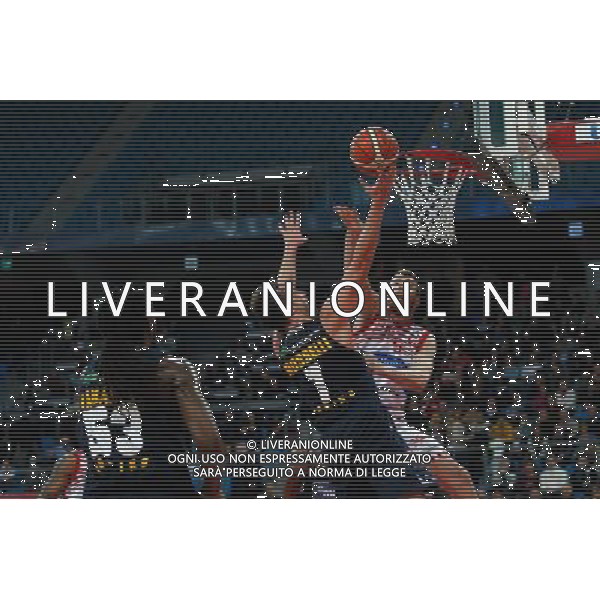 Lega Basket serie A, 15» giornata, Consultinvest Pesaro vs Manital Torino 04/01/2016 nella foto: GUIDO ROSSELLI, SALE AL CANESTRO INTERCETTATO DA GIULIO GAZZOTTI, ©CLAUDIO ZAMAGNI/AGENZIA ALDO LIVERANI S.A.S.