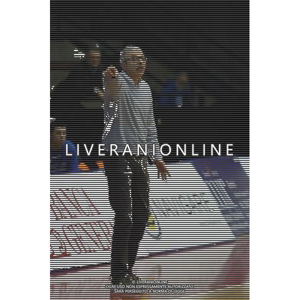 Basket serie B, Girone A, 16» giornata, NTS Basket Rimini Crabs vs Basket Golfo Piombino, 06/01/2016, nella foto: IL COACH MASSIMO PADOVANO, DIRIGE LA FORMAZIONE, ©CLAUDIO ZAMAGNI/AGENZIA ALDO LIVERANI S.A.S.