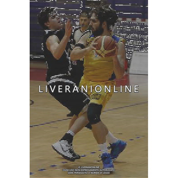 Basket serie B, Girone A, 16» giornata, NTS Basket Rimini Crabs vs Basket Golfo Piombino, 06/01/2016, nella foto: SALVATORE GENOVESE NEL CORPO A CORPO CON CHIERA IGNACIO ADRIAN, ©CLAUDIO ZAMAGNI/AGENZIA ALDO LIVERANI S.A.S.