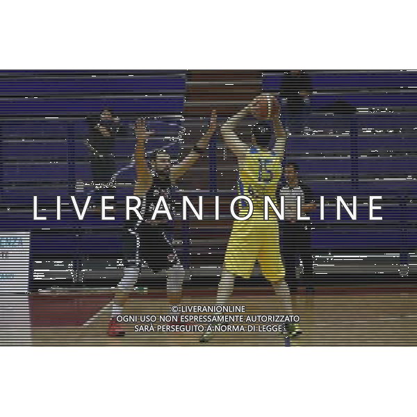 Basket serie B, Girone A, 16» giornata, NTS Basket Rimini Crabs vs Basket Golfo Piombino, 06/01/2016, nella foto: GIGENA, CERCA UN COMPAGNO, DISTURBATO DA RICCARDO ROMANO, ©CLAUDIO ZAMAGNI/AGENZIA ALDO LIVERANI S.A.S.