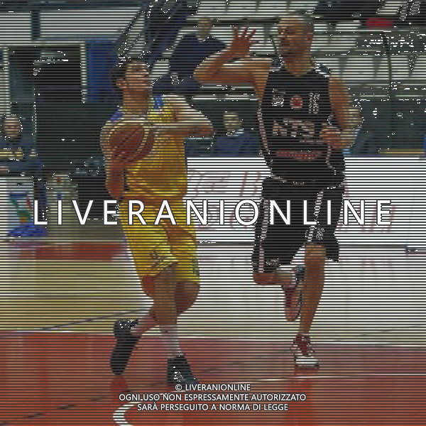 Basket serie B, Girone A, 16» giornata, NTS Basket Rimini Crabs vs Basket Golfo Piombino, 06/01/2016, nella foto: ALESSIO IARDELLA VA AL FERRO, OSTACOLATO DA FRANCESCO FOIERA, ©CLAUDIO ZAMAGNI/AGENZIA ALDO LIVERANI S.A.S.