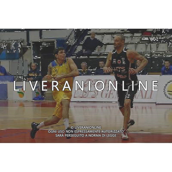 Basket serie B, Girone A, 16» giornata, NTS Basket Rimini Crabs vs Basket Golfo Piombino, 06/01/2016, nella foto: ALESSIO IARDELLA VA AL FERRO, OSTACOLATO DA FRANCESCO FOIERA, ©CLAUDIO ZAMAGNI/AGENZIA ALDO LIVERANI S.A.S.