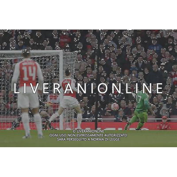 Sunderland\'s Jeremain Lens scores the opening goal Photographer Craig Mercer/CameraSport Football - The FA Cup Third Round - Arsenal v Sunderland - Saturday 9th January 2016 - Emirates Stadium - London © CameraSport - 43 Linden Ave. Countesthorpe. Leicester. England. LE8 5PG - Tel: +44 (0) 116 277 4147 - admin@camerasport.com - www.camerasport.com AG ALDO LIVERANI SAS