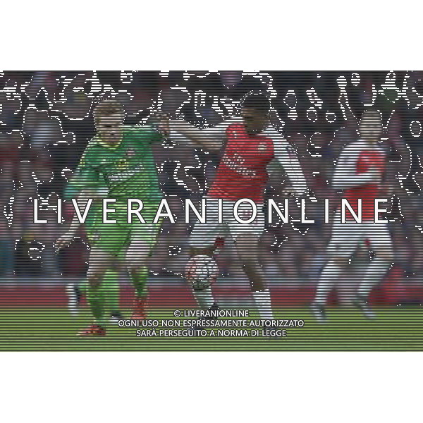 Arsenal\'s Alex Iwobi battles for possession with Sunderland\'s Duncan Watmore Photographer Craig Mercer/CameraSport Football - The FA Cup Third Round - Arsenal v Sunderland - Saturday 9th January 2016 - Emirates Stadium - London © CameraSport - 43 Linden Ave. Countesthorpe. Leicester. England. LE8 5PG - Tel: +44 (0) 116 277 4147 - admin@camerasport.com - www.camerasport.com AG ALDO LIVERANI SAS