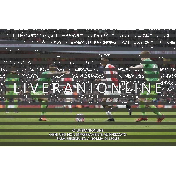 Arsenal\'s Alex Iwobi splits open the Sunderland defence Photographer Craig Mercer/CameraSport Football - The FA Cup Third Round - Arsenal v Sunderland - Saturday 9th January 2016 - Emirates Stadium - London © CameraSport - 43 Linden Ave. Countesthorpe. Leicester. England. LE8 5PG - Tel: +44 (0) 116 277 4147 - admin@camerasport.com - www.camerasport.com AG ALDO LIVERANI SAS