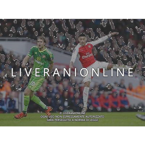 Arsenal\'s Alex Oxlade-Chamberlain watches after his shot from long range Photographer Craig Mercer/CameraSport Football - The FA Cup Third Round - Arsenal v Sunderland - Saturday 9th January 2016 - Emirates Stadium - London © CameraSport - 43 Linden Ave. Countesthorpe. Leicester. England. LE8 5PG - Tel: +44 (0) 116 277 4147 - admin@camerasport.com - www.camerasport.com AG ALDO LIVERANI SAS
