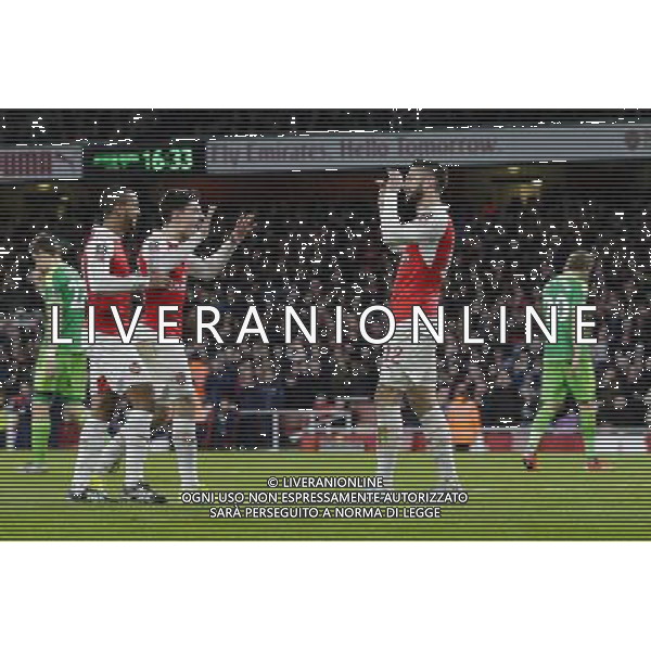 GOAL CELEBRATION - Arsenal\'s Olivier Giroud celebrates scoring his sides third goal with team mates Photographer Craig Mercer/CameraSport Football - The FA Cup Third Round - Arsenal v Sunderland - Saturday 9th January 2016 - Emirates Stadium - London © CameraSport - 43 Linden Ave. Countesthorpe. Leicester. England. LE8 5PG - Tel: +44 (0) 116 277 4147 - admin@camerasport.com - www.camerasport.com AG ALDO LIVERANI SAS