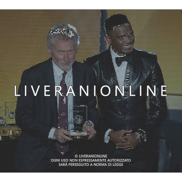 FIFA Ballon d\'Or 2015 Zurigo - 11.01.2016 Nella Foto: paul breitner riceve da samuel eto\'o il premio per neuer /Ph.Vitez-Ag. Aldo Liverani