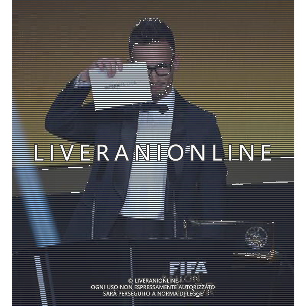 FIFA Ballon d\'Or 2015 Zurigo - 11.01.2016 Nella Foto:nakata svela il vincitore del puskas award wendell lira /Ph.Vitez-Ag. Aldo Liverani