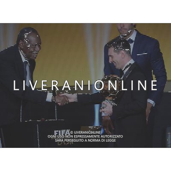 FIFA Ballon d\'Or 2015 Zurigo - 11.01.2016 Nella Foto: lionel messi riceve il pallone d\'oro 2015 dal presidente della fifa Issa Hayatou /Ph.Vitez-Ag. Aldo Liverani