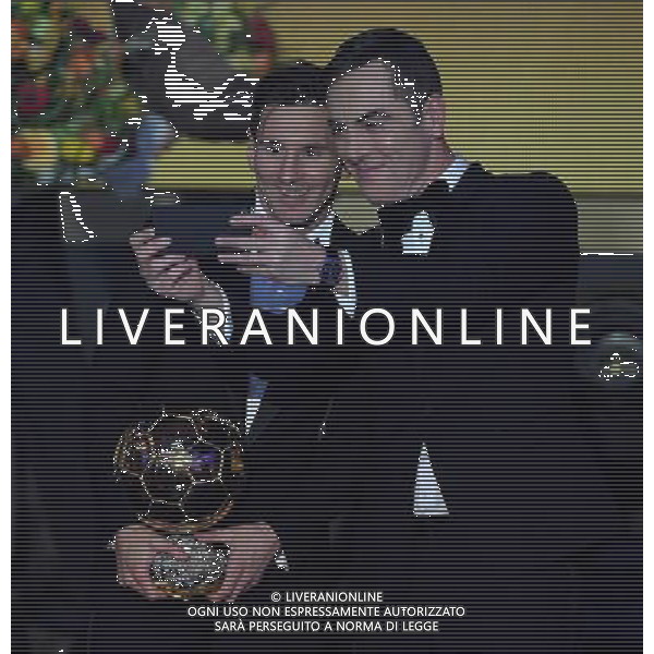 FIFA Ballon d\'Or 2015 Zurigo - 11.01.2016 Nella Foto: lionel messi riceve il pallone d\'oro 2015 selfie con il presentatore /Ph.Vitez-Ag. Aldo Liverani