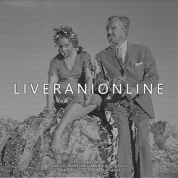 1954 FILM PANE AMORE E GELOSIA REGIA DI LUIGI COMENCINI NELLA FOTO GINA LOLLOBRIGIDA CON VITTORIO DE SICA AG ALDO LIVERANI SAS