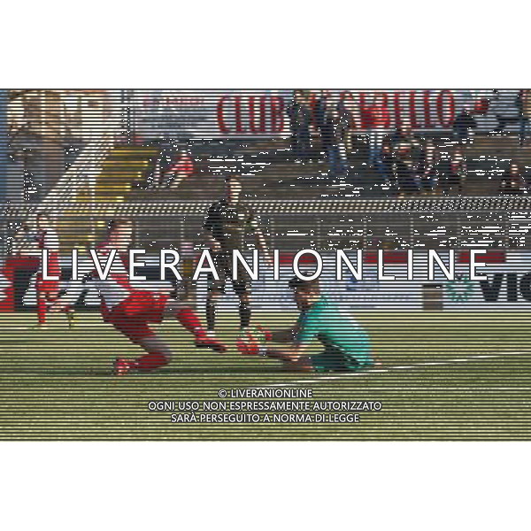 Campionato Lega Pro, Girone B, 18Âª giornata, RIMINI vs TUTTOCUOIO del 17/01/2016, nella foto: IVAN PEDRELLI, INTERVIENE SUL PORTIERE ESPOSITO, Â©CLAUDIO ZAMAGNI/AGENZIA ALDO LIVERANI S.A.S.