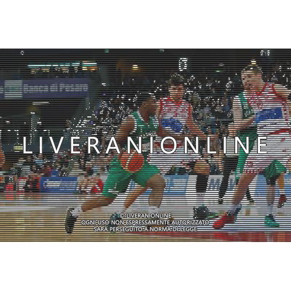 Lega Basket serie A, 1» giornata di ritorno, Consultinvest Pesaro vs Sidigas Avellino 18/01/2016 nella foto: RAGLAND, PASSA LA DIFESA DELLA VUELLE, ©CLAUDIO ZAMAGNI/AGENZIA ALDO LIVERANI S.A.S.
