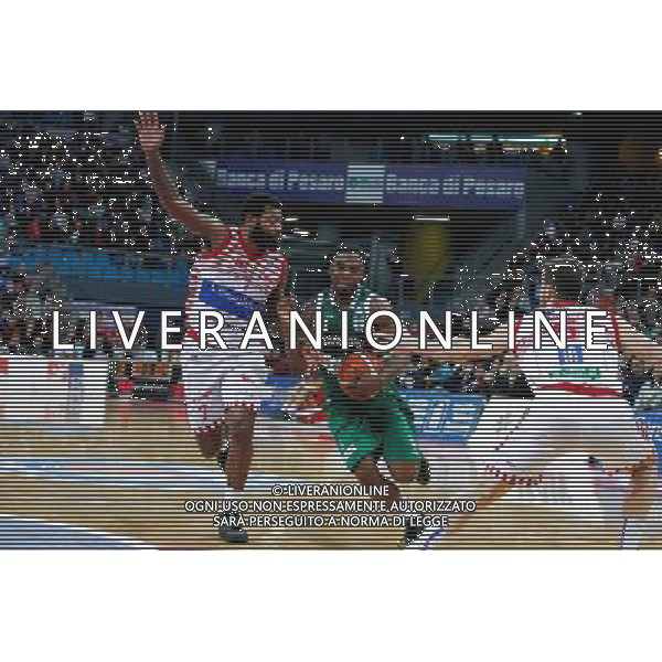 Lega Basket serie A, 1» giornata di ritorno, Consultinvest Pesaro vs Sidigas Avellino 18/01/2016 nella foto: RAGLAND, BRACCATO DALLA VUELLE, ©CLAUDIO ZAMAGNI/AGENZIA ALDO LIVERANI S.A.S.