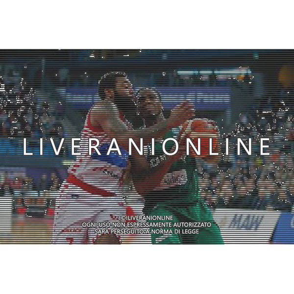 Lega Basket serie A, 1» giornata di ritorno, Consultinvest Pesaro vs Sidigas Avellino 18/01/2016 nella foto: RAGLAND E LACEY, IN CONTRASTO, ©CLAUDIO ZAMAGNI/AGENZIA ALDO LIVERANI S.A.S.