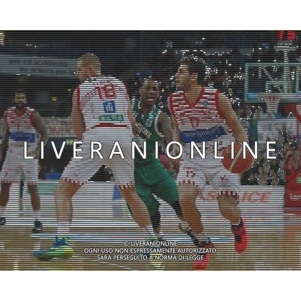 Lega Basket serie A, 1» giornata di ritorno, Consultinvest Pesaro vs Sidigas Avellino 18/01/2016 nella foto: CERON AIUTATO DA LYDEKA, ©CLAUDIO ZAMAGNI/AGENZIA ALDO LIVERANI S.A.S.