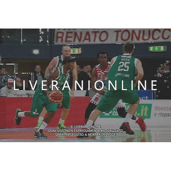Lega Basket serie A, 1» giornata di ritorno, Consultinvest Pesaro vs Sidigas Avellino 18/01/2016 nella foto: GREEN PORTA L\'AVELLINO IN ATTACCO, ©CLAUDIO ZAMAGNI/AGENZIA ALDO LIVERANI S.A.S.