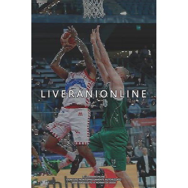 Lega Basket serie A, 1» giornata di ritorno, Consultinvest Pesaro vs Sidigas Avellino 18/01/2016 nella foto: LACEY SALE AL FERRO, MARCATO DA LEUNEN, ©CLAUDIO ZAMAGNI/AGENZIA ALDO LIVERANI S.A.S.