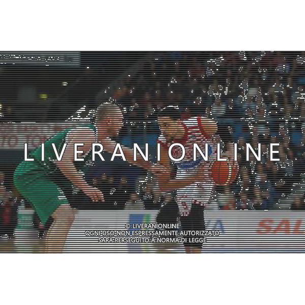 Lega Basket serie A, 1» giornata di ritorno, Consultinvest Pesaro vs Sidigas Avellino 18/01/2016 nella foto: AUSTIN DAYE FACCIA A FACCIA CON LEUNEN MAARTEN, ©CLAUDIO ZAMAGNI/AGENZIA ALDO LIVERANI S.A.S.