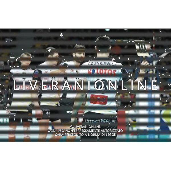 Gdynia, Gdynia Arena 21.01.2016 PLUSLIGA PLPS SIATKOWKA LIGA MISTRZOW CEV MEZCZYZN LOTOS TREFL GDANSK MECZ Lotos Trefl Gdansk vs DHL Modena CEV VOLLEYBALL CHAMPIONS LEAGUE GAME Lotos Trefl Gdansk vs DHL Modena NZ mateusz czunkiewicz , bartosz gawryszewski , zmiana substitution FOT. WOJCIECH FIGURSKI / 058sport.pl / NEWSPIX.PL --- Newspix.pl / AGENZIA ALDO LIVERANI SAS - ITALY ONLY EDITORIAL USE ONLY