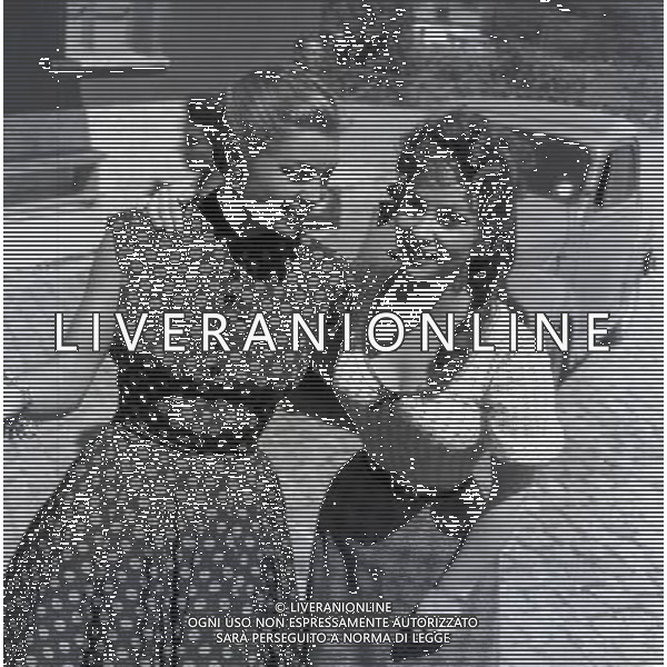 SET DEL FILM \'LA DONNA PIU\' BELLA DEL MONDO\' NELLA FOTO GINA LOLLOBRIGIDA a roma nel 1955 con esther williams durante le riprese del film la donna piu\' bella del mondo AG ALDO LIVERANI SAS