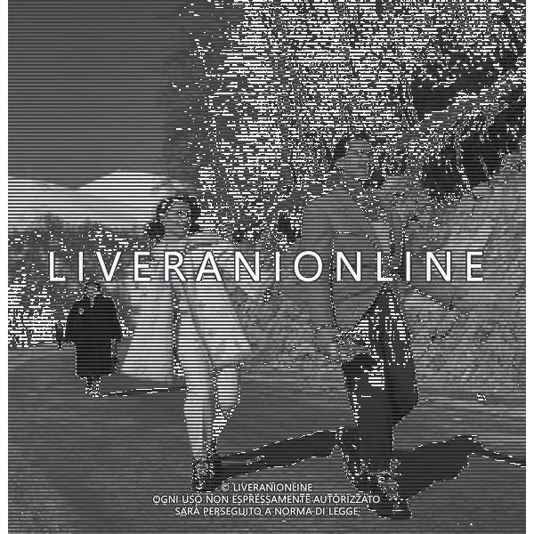 Nel gennaio 1949 spos˜ sul Monte Terminillo (Rieti) il medico sloveno Milko Skofic, che prestava servizio fra i profughi temporaneamente alloggiati a Cinecittˆ NELLA FOTO IL GIORNO DEL MATRIMONIO TRA GINA LOLLOBRIGIDA E MILKO SKOFIC AG ALDO LIVERANI SAS 