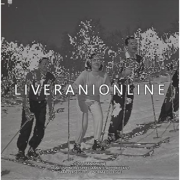 Nel gennaio 1949 spos˜ sul Monte Terminillo (Rieti) il medico sloveno Milko Skofic, che prestava servizio fra i profughi temporaneamente alloggiati a Cinecittˆ NELLA FOTO IL GIORNO DEL MATRIMONIO TRA GINA LOLLOBRIGIDA E MILKO SKOFIC AG ALDO LIVERANI SAS 