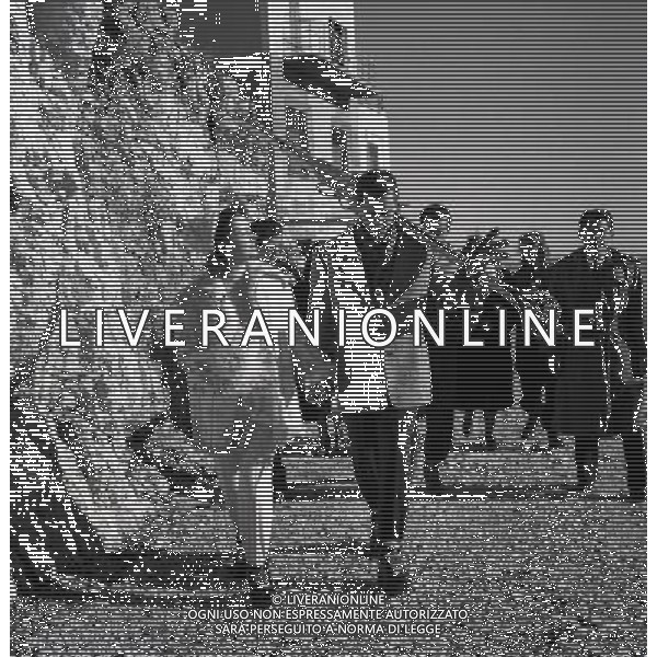 Nel gennaio 1949 spos˜ sul Monte Terminillo (Rieti) il medico sloveno Milko Skofic, che prestava servizio fra i profughi temporaneamente alloggiati a Cinecittˆ NELLA FOTO IL GIORNO DEL MATRIMONIO TRA GINA LOLLOBRIGIDA E MILKO SKOFIC AG ALDO LIVERANI SAS 