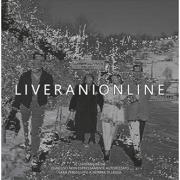 Nel gennaio 1949 spos˜ sul Monte Terminillo (Rieti) il medico sloveno Milko Skofic, che prestava servizio fra i profughi temporaneamente alloggiati a Cinecittˆ NELLA FOTO IL GIORNO DEL MATRIMONIO TRA GINA LOLLOBRIGIDA E MILKO SKOFIC AG ALDO LIVERANI SAS 