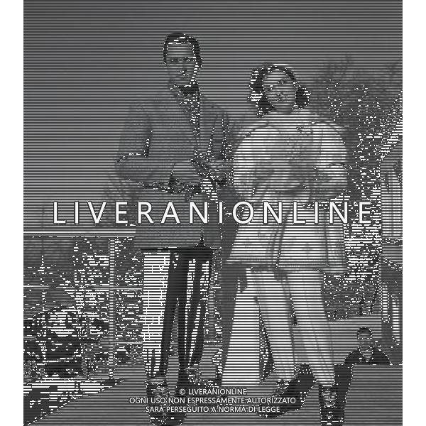 Nel gennaio 1949 spos˜ sul Monte Terminillo (Rieti) il medico sloveno Milko Skofic, che prestava servizio fra i profughi temporaneamente alloggiati a Cinecittˆ NELLA FOTO IL GIORNO DEL MATRIMONIO TRA GINA LOLLOBRIGIDA E MILKO SKOFIC AG ALDO LIVERANI SAS 