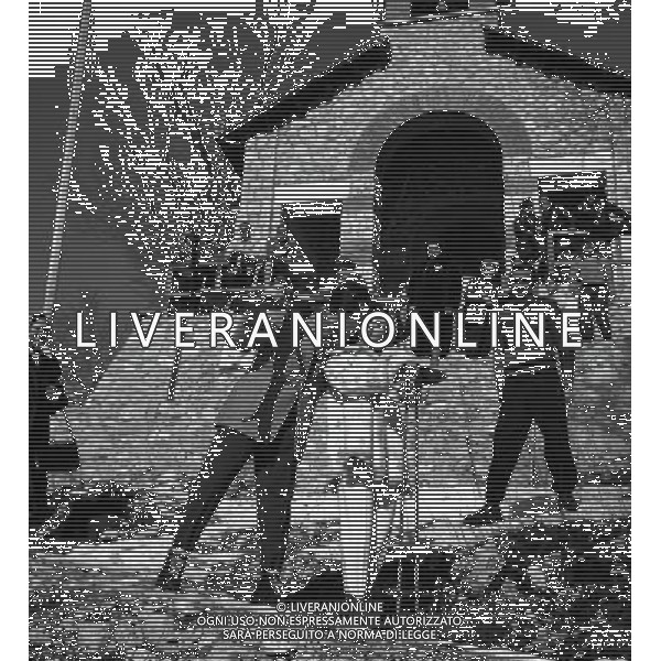 Nel gennaio 1949 spos˜ sul Monte Terminillo (Rieti) il medico sloveno Milko Skofic, che prestava servizio fra i profughi temporaneamente alloggiati a Cinecittˆ NELLA FOTO IL GIORNO DEL MATRIMONIO TRA GINA LOLLOBRIGIDA E MILKO SKOFIC AG ALDO LIVERANI SAS 