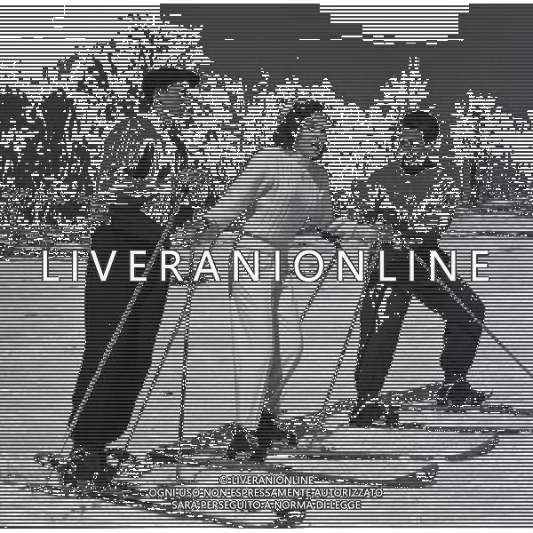 Nel gennaio 1949 spos˜ sul Monte Terminillo (Rieti) il medico sloveno Milko Skofic, che prestava servizio fra i profughi temporaneamente alloggiati a Cinecittˆ NELLA FOTO IL GIORNO DEL MATRIMONIO TRA GINA LOLLOBRIGIDA E MILKO SKOFIC AG ALDO LIVERANI SAS 