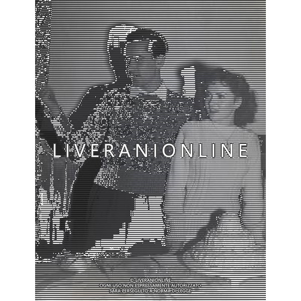 Nel gennaio 1949 spos˜ sul Monte Terminillo (Rieti) il medico sloveno Milko Skofic, che prestava servizio fra i profughi temporaneamente alloggiati a Cinecittˆ NELLA FOTO IL GIORNO DEL MATRIMONIO TRA GINA LOLLOBRIGIDA E MILKO SKOFIC AG ALDO LIVERANI SAS 
