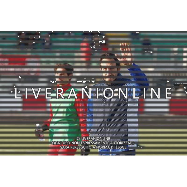 Campionato Lega Pro, Girone B, 18» giornata, RIMINI vs TUTTOCUOIO del 17/01/2016, nella foto: IL VICE ALLENATORE, ALESSANDRO MASTRONICOLA, SALUTA I TIFOSI, ©CLAUDIO ZAMAGNI/AGENZIA ALDO LIVERANI S.A.S.