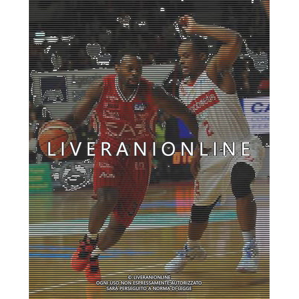 CAMPIONATO DI BASKET SERIE A, OPENJOBMETIS VARESE VS EA7 EMPORIO ARMANI, VARESE, 24-01-2016, NELLA FOTO: LAFAYETTE OLIVER VS WAYNS MAALIK / AGENZIA ALDO LIVERANI SAS 
