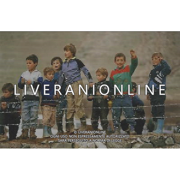 kukes albania 1999 campi profughi bambini e famiglie durante l esodo di kosovari durante la guerra foto filippo venezia-ag aldo liverani
