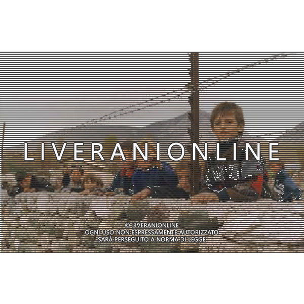 kukes albania 1999 campi profughi bambini e famiglie durante l esodo di kosovari durante la guerra foto filippo venezia-ag aldo liverani