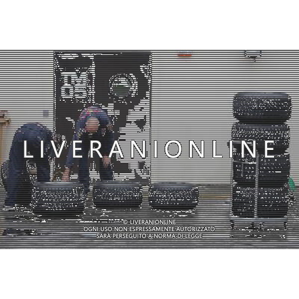 Red Bull Racing mechanics working on Pirelli tires 25.01.2016. Formula One Pirelli Wet Weather Testing, Paul Ricard, France. Monday. /AGENZIA ALDO LIVERANI Sas - ITALY ONLY - EDITORIAL USE ONLY
