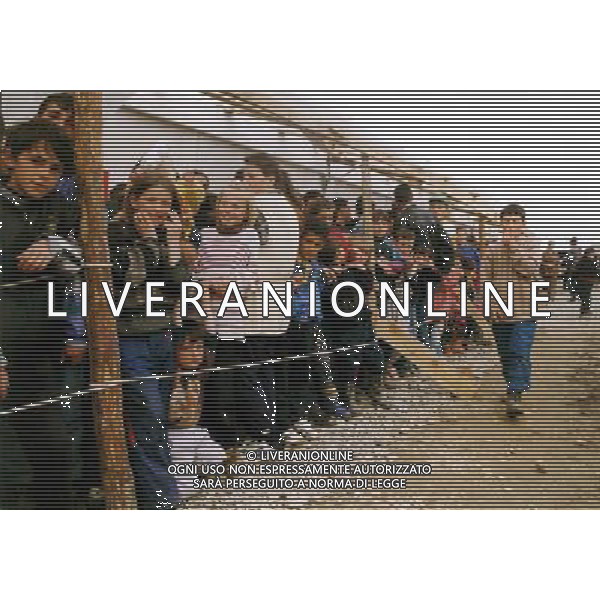kukes albania 1999 campi profughi bambini e famiglie durante l esodo di kosovari durante la guerra foto filippo venezia-ag aldo liverani