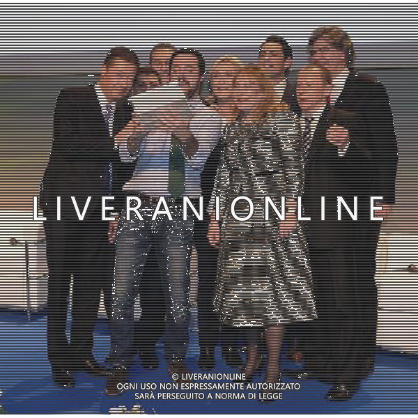 Covegno Enf Europe of Nations and Freedom - Piu\' liberi piu\' forti. Un\'altra Europa e\' possibile Milano - 28.01.2016 Nella Foto:Selfie fra i relatori Rebega,Tomio Akamura,Atkinson Janice,Michael Marusik,Tim Van Grieken,De Graff Marcel,Heinz-Christian Stranche,Marine Le Pen e Matteo Salvini /Ph.Vitez-Ag. Aldo Liverani