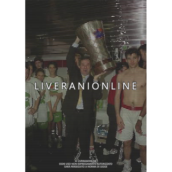 MILANO FINALE SCUDETTO STEFANEL MILANO .TEAM SISTEM BOLOGNA 1996 NELLA FOTO IL PRESIDENTE GIUSEPPE STEFANEL FESTEGGIA LA VITTORIA DEL 25 SCUDETTO CON I GIOCATORI AG ALDO LIVERANI SAS