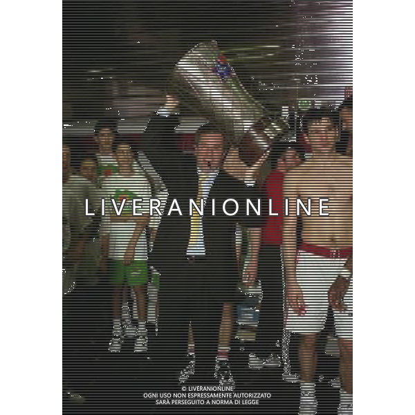 MILANO FINALE SCUDETTO STEFANEL MILANO .TEAM SISTEM BOLOGNA 1996 NELLA FOTO IL PRESIDENTE GIUSEPPE STEFANEL FESTEGGIA LA VITTORIA DEL 25 SCUDETTO CON I GIOCATORI AG ALDO LIVERANI SAS