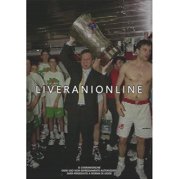 MILANO FINALE SCUDETTO STEFANEL MILANO .TEAM SISTEM BOLOGNA 1996 NELLA FOTO IL PRESIDENTE GIUSEPPE STEFANEL FESTEGGIA LA VITTORIA DEL 25 SCUDETTO CON I GIOCATORI AG ALDO LIVERANI SAS